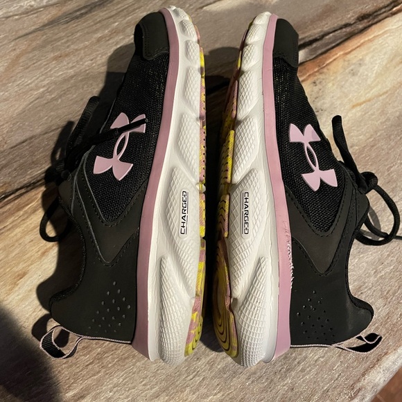 Under armor charged assert size 8 1/2 women’s shoe Has Scratch See Pics. Nice - Picture 7 of 16
